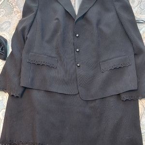 Tahari Lightweight Fully lined Suit